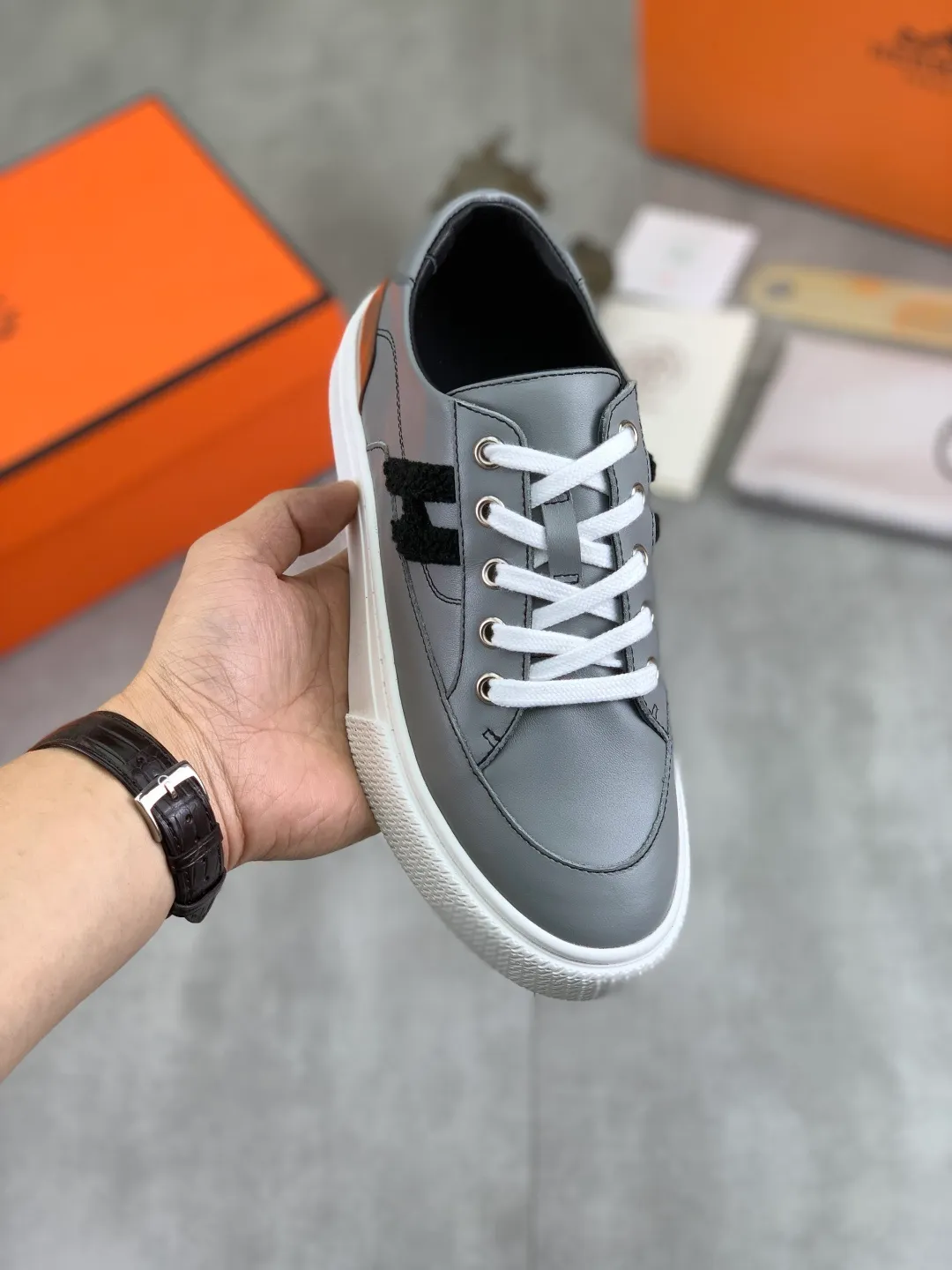 Men's men's shoes 💰P640 new top version original order Hermes couples 🧑‍🤝‍🧑 style Drift Sneaker autumn new casual sports shoes original purchase development and production H family men's classic series technical breathable fabrics with cowhide casual sports shoes casual sports dad shoes combine high-tech breathable materials and cowhide, H family exclusive button decoration on the side The outsole is full of H italic design and bright colors to show vitality and continue the brand design inspiration. Stroll around the city lightly and feel free and comfortable. Exquisite packaging at the delivery counter🛍📦 ▪️Fabric: original customized breathable material + first layer of cowhide ▪️Inner: cowhide feet ▪️Outsole: molded and evacuated PU+TPU material ▪️Size: 35-45 Multiple colors available Premium packaging